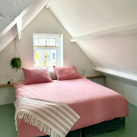 Boutique Canal House 't Jannetje - Historical And Cozy Holiday home Edam
